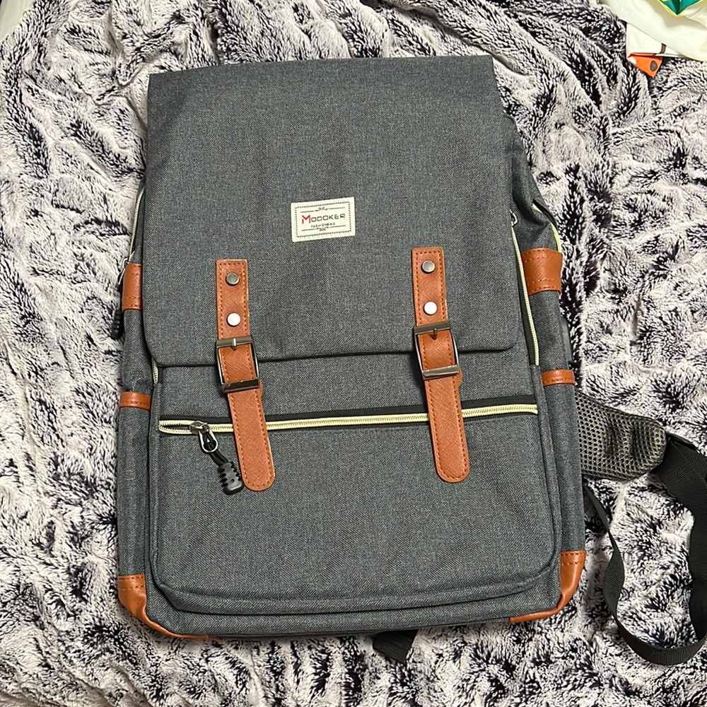 🦋gray backpack. $7 if bundled.